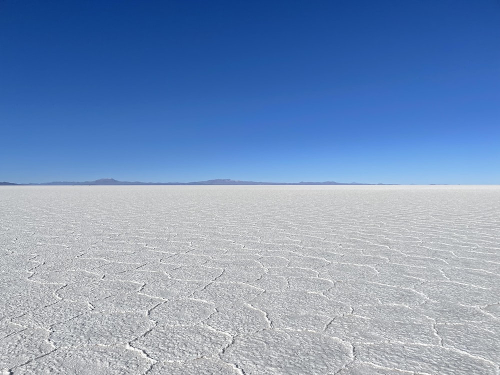 une grande zone plate avec des montagnes au loin