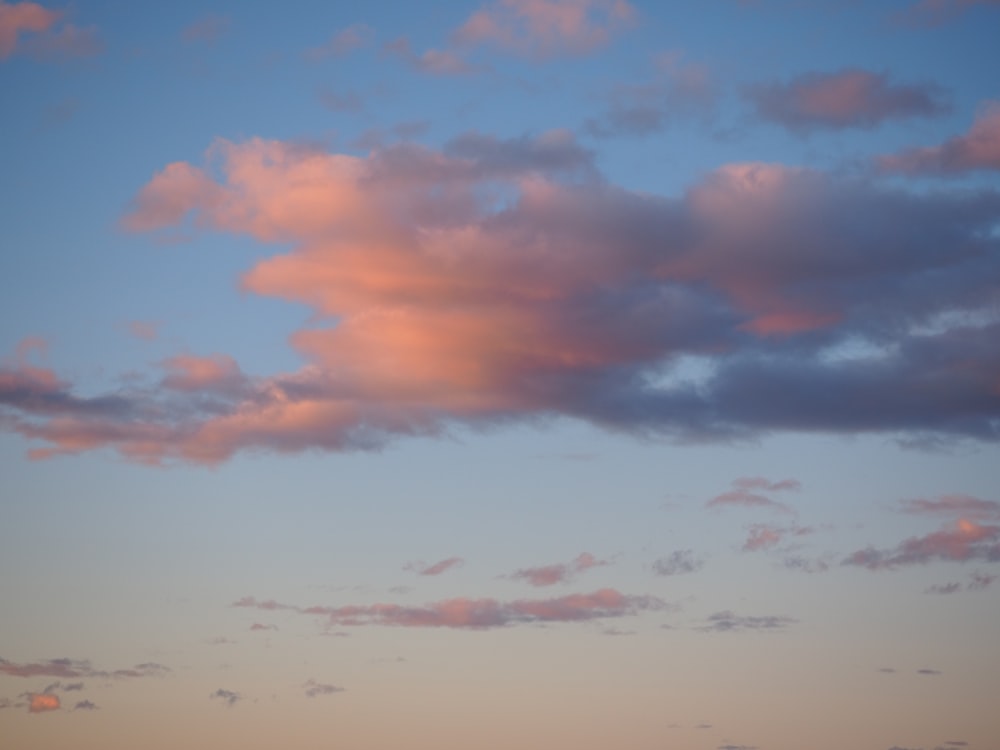 ein rosa und blauer Himmel mit Wolken