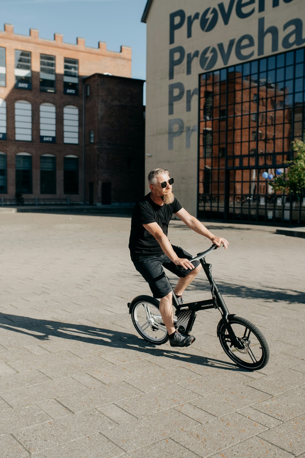 um homem que monta uma bicicleta