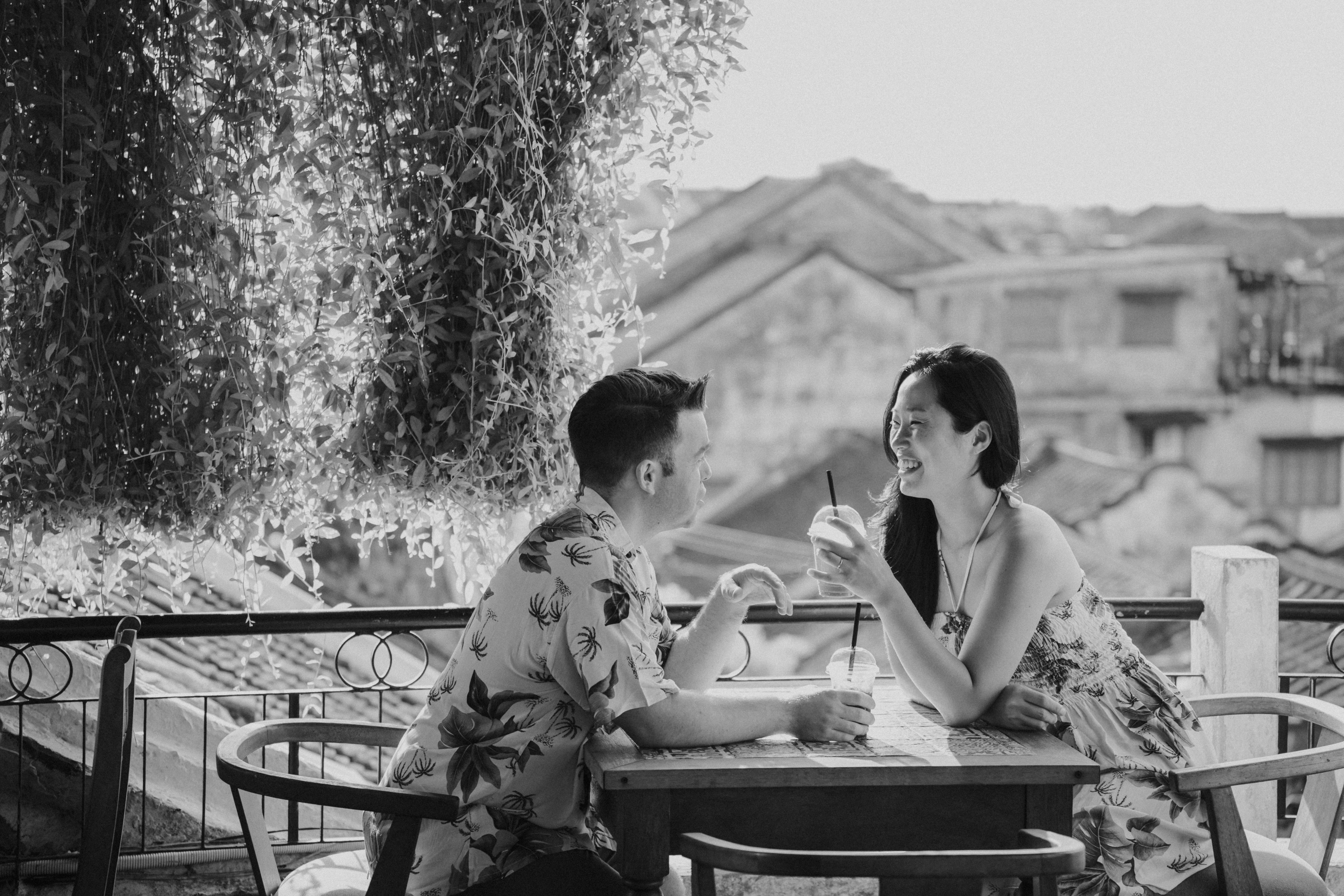 İlk buluşma heyecanı yaşayan genç bir çiftin şık bir restoranda birbirlerine gülümseyerek sohbet etmesi ve romantik bir atmosfer.