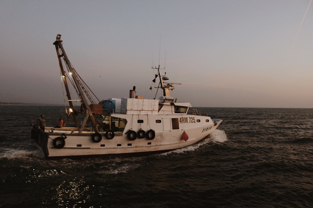 um barco na água