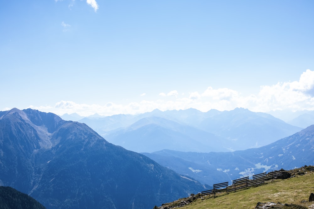 Ein Gebirgszug mit Wolken