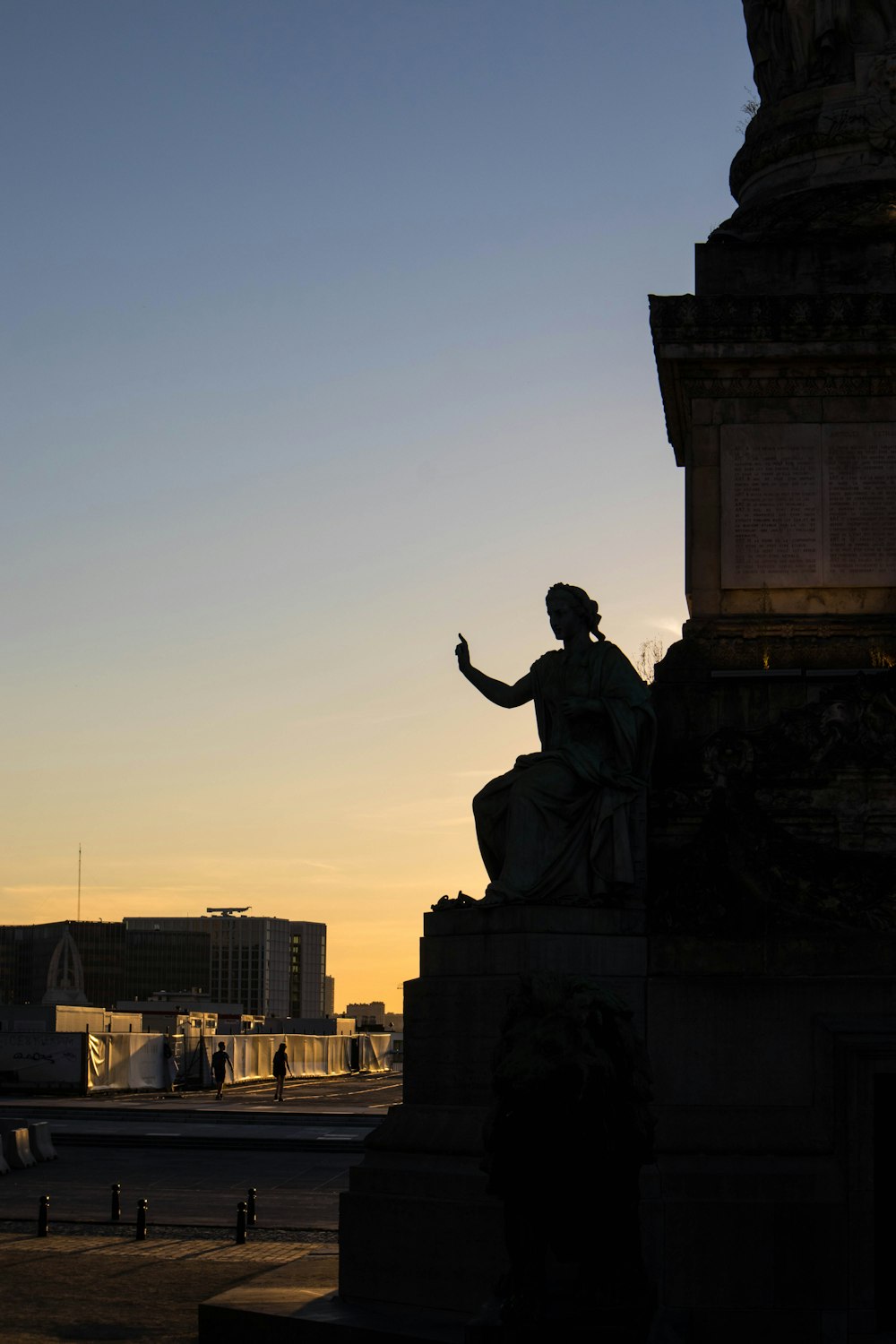 uma estátua de uma pessoa segurando uma tocha