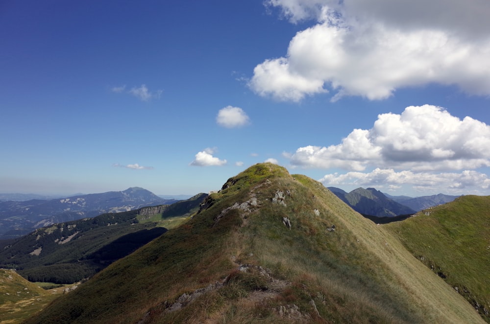 une colline herbeuse avec un bâtiment dessus