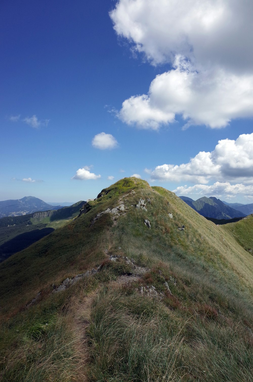 une colline herbeuse avec un bâtiment dessus