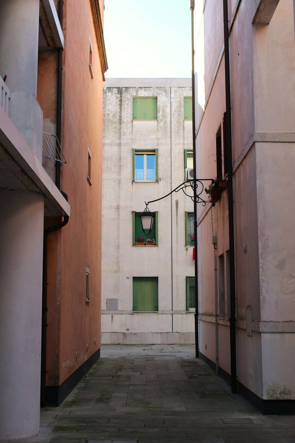 2つの建物の間の狭い路地