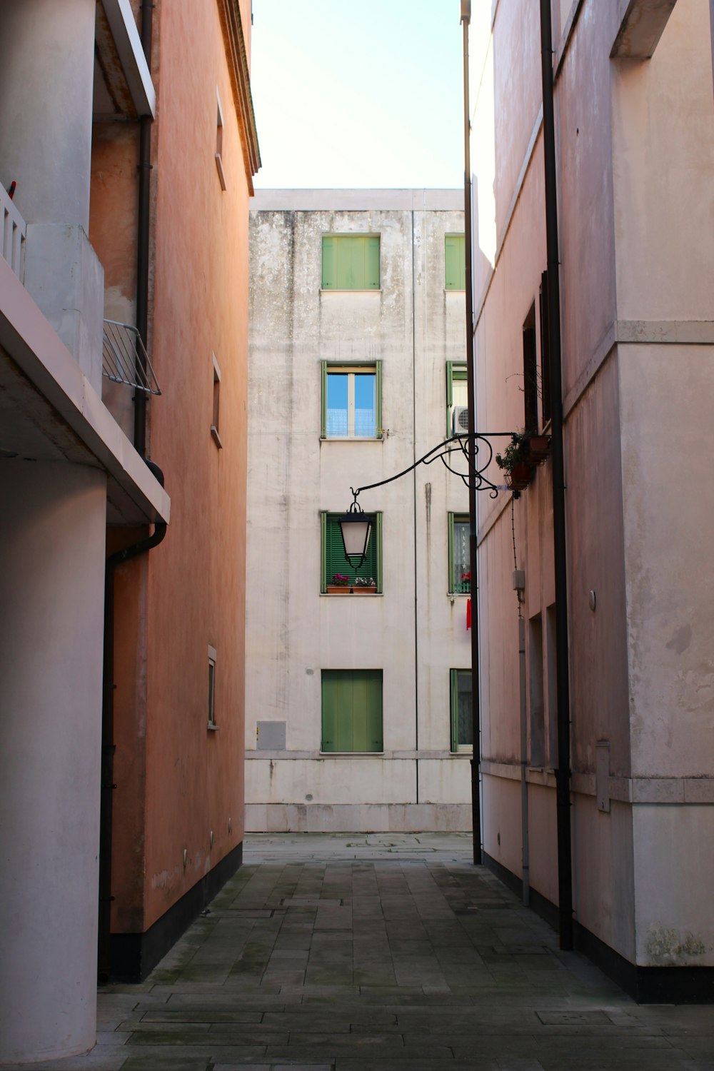 a narrow alley between two buildings
