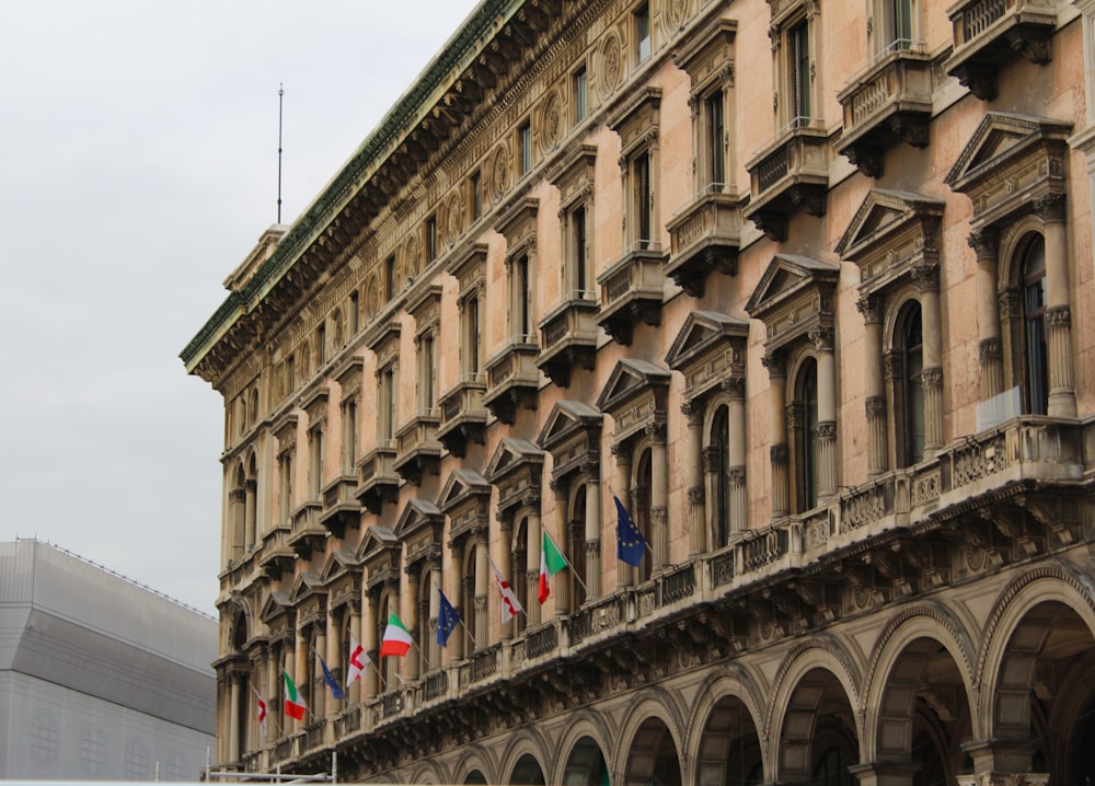 Un edificio con molte bandiere all'esterno