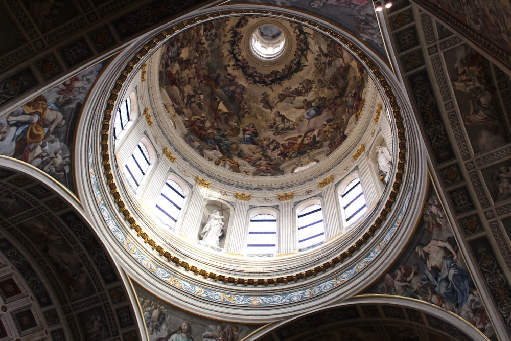 un soffitto a cupola con statue