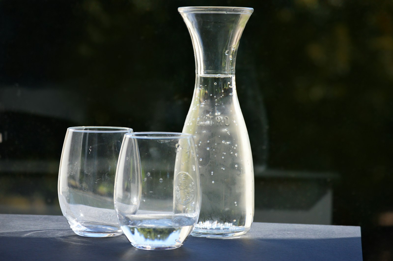 Une carafe en verre