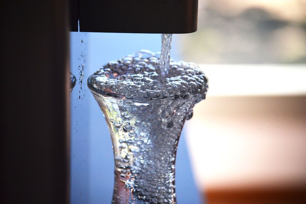 um close-up de um copo de água