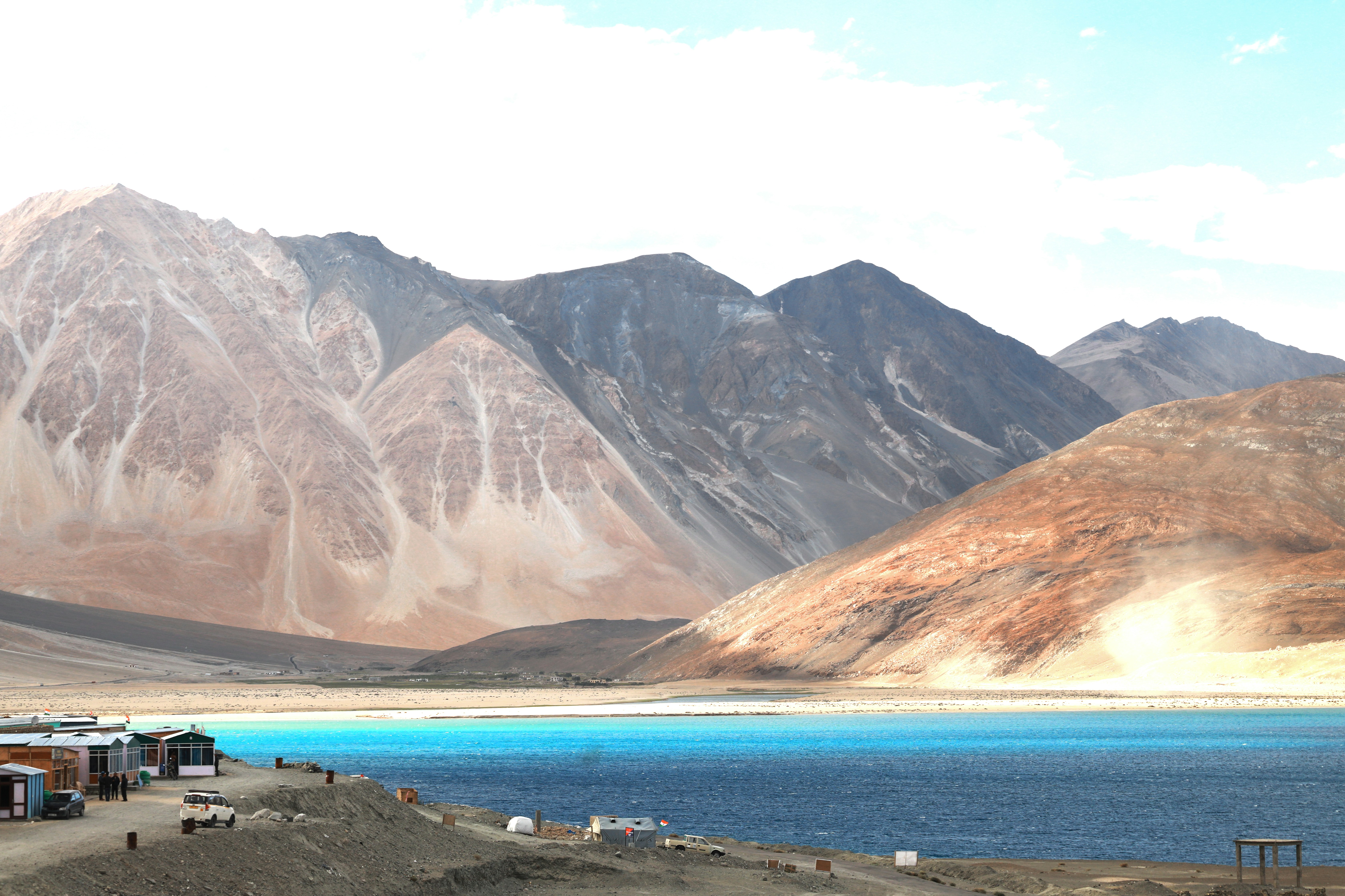 un cuerpo de agua con montañas en la parte posterior