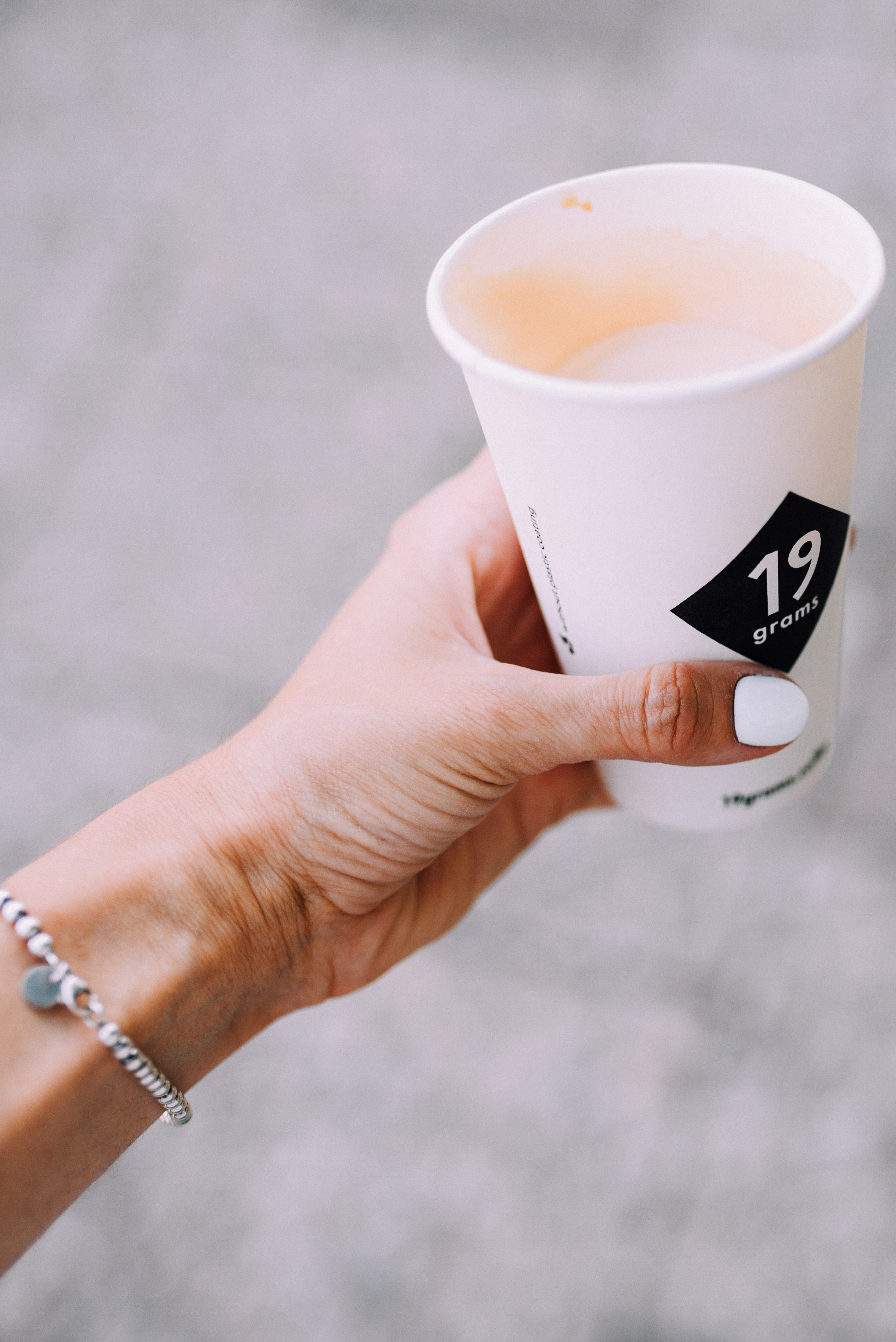 커피 한 잔을 들고 있는 손