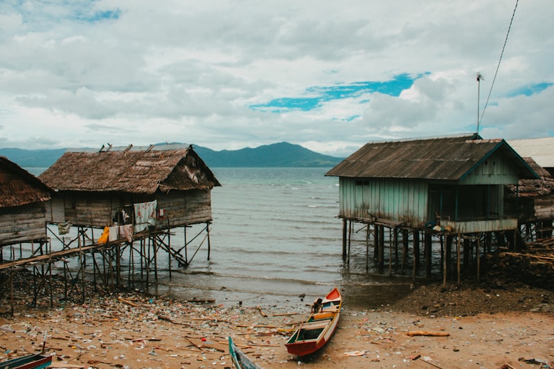 Pemandangan pantai dan perahu tradisional di wisata Banda Neira Maluku