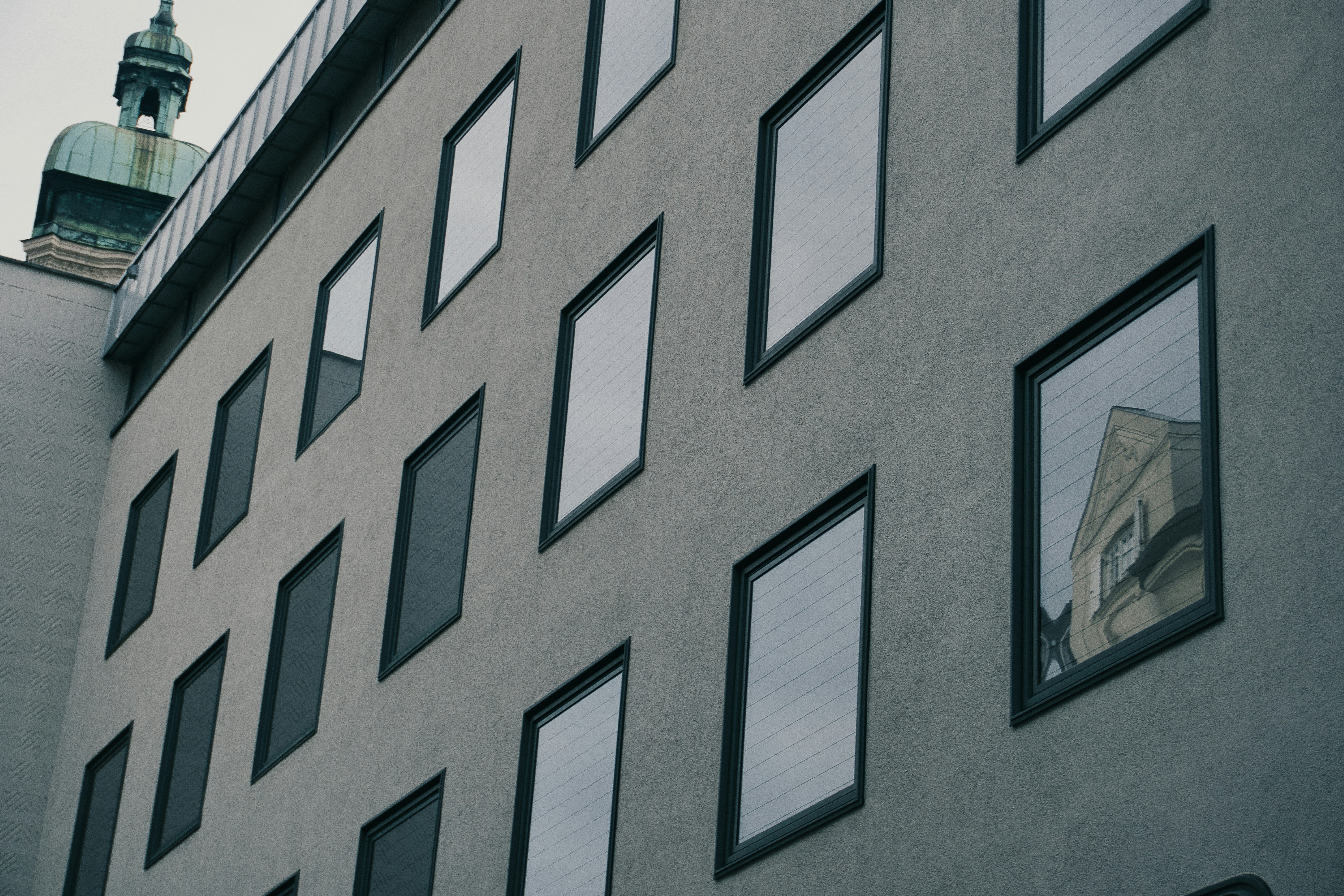 un edificio con una foto sul lato