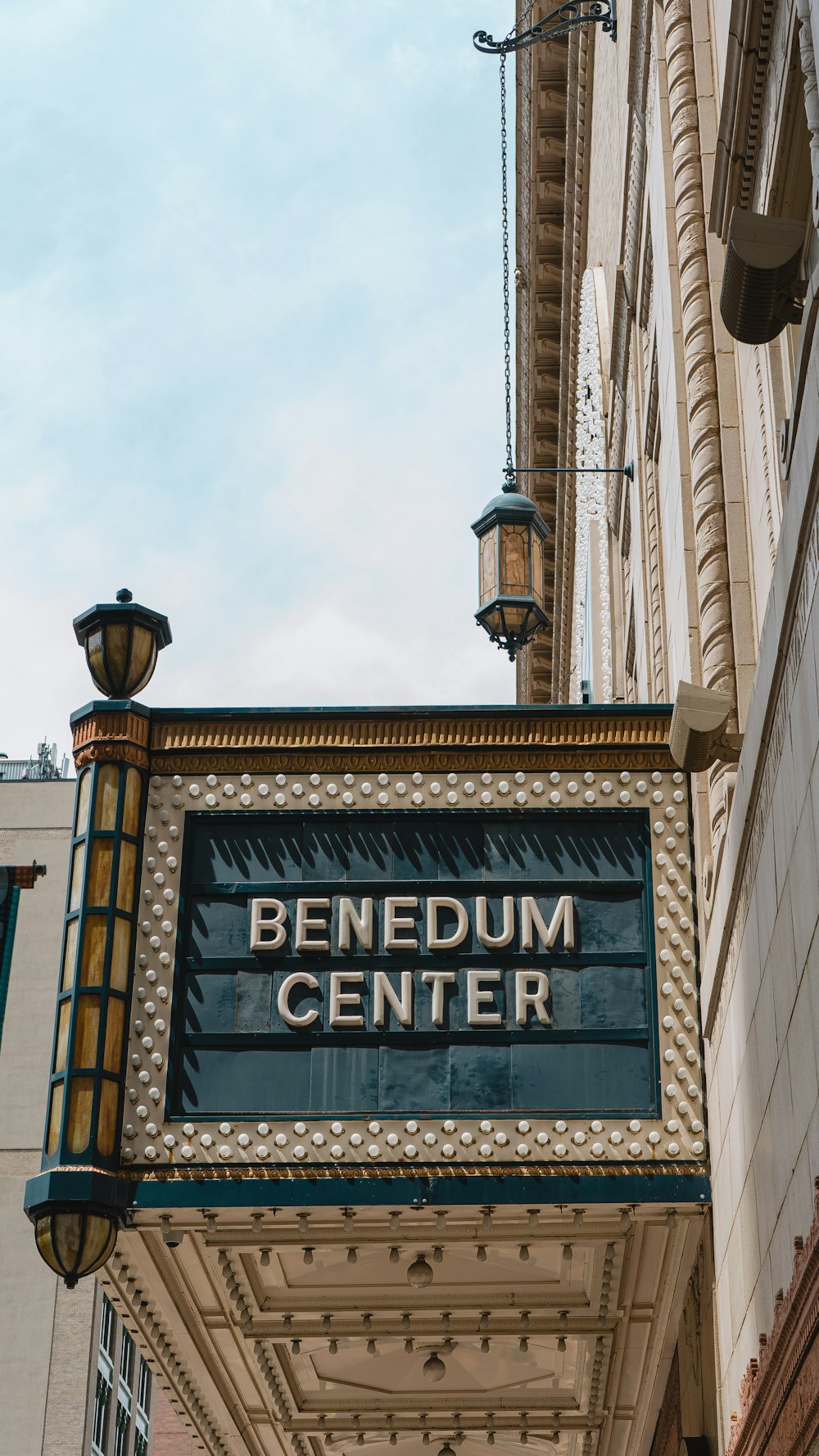 ein Schild an einem Gebäude