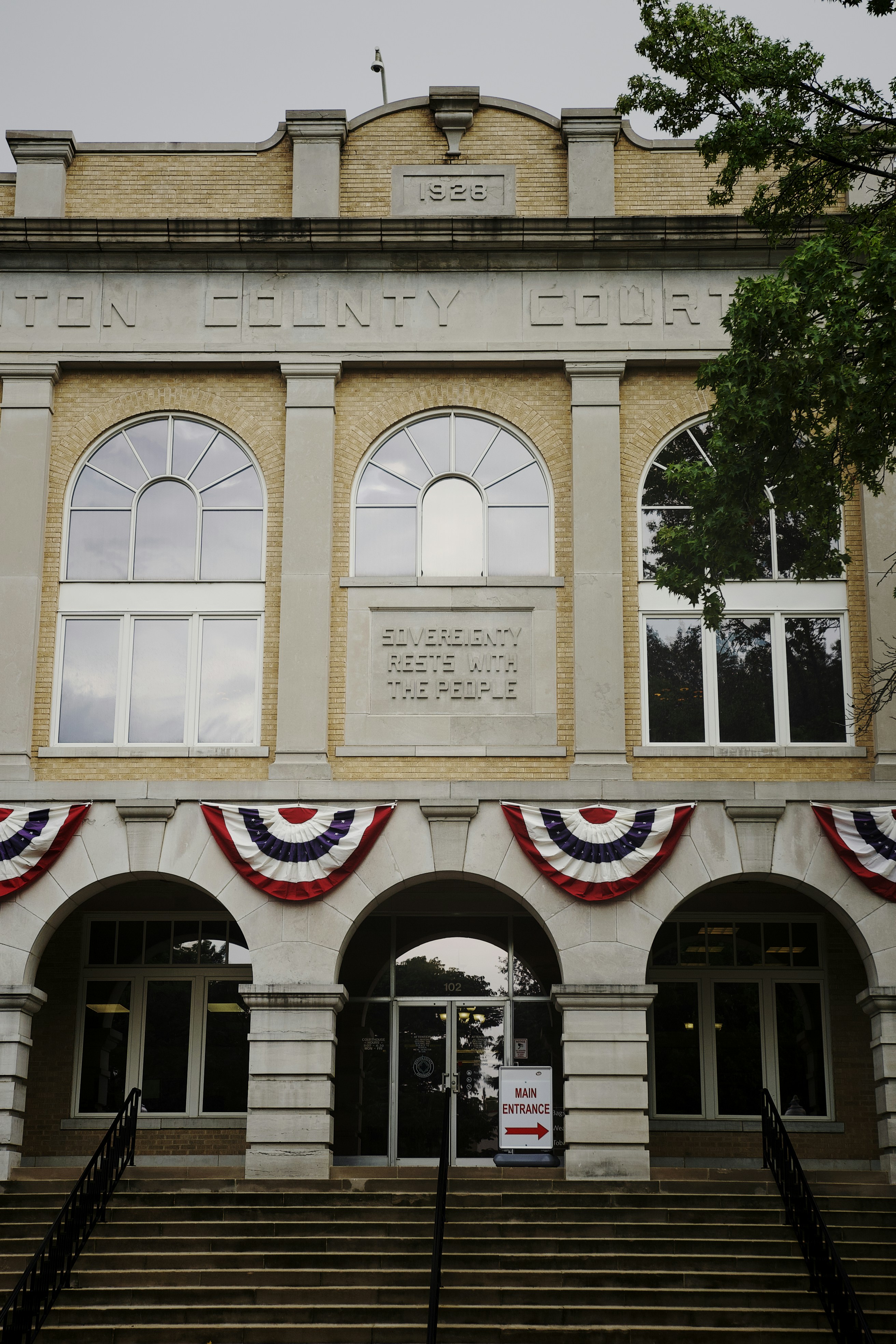 Un edificio con banderas en el frente