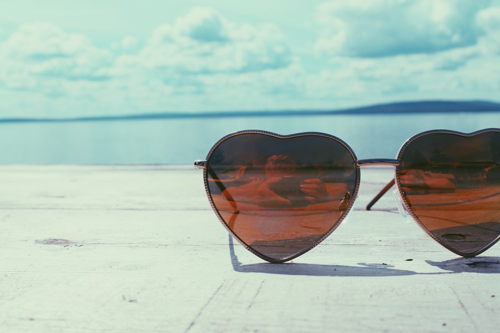 Une paire de lunettes de soleil sur une plage
