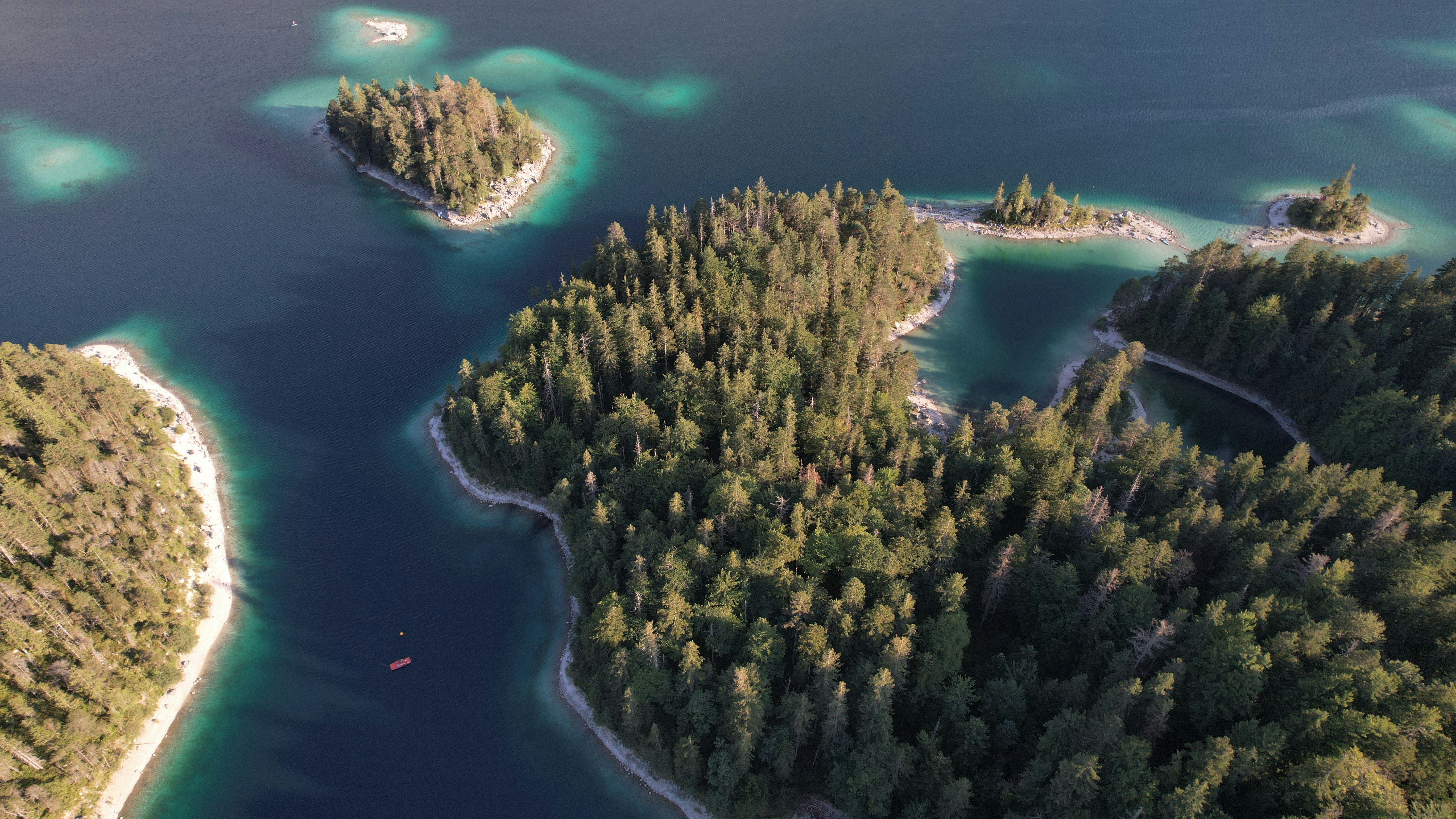 Photo by mortezakhalili