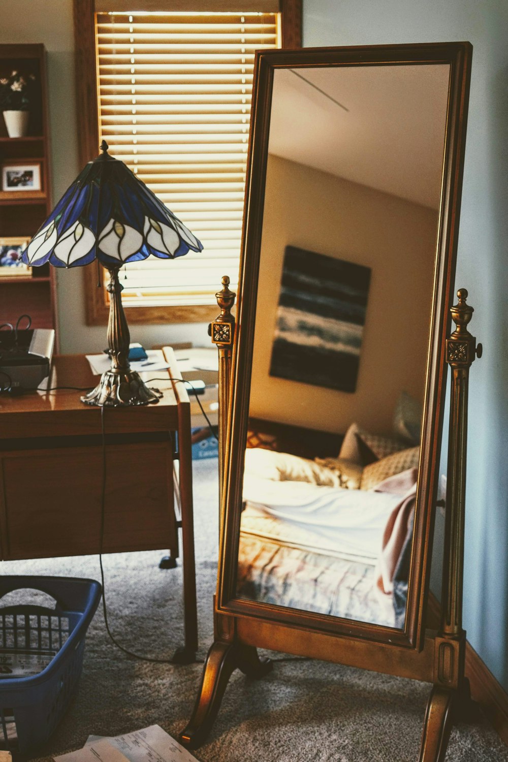 Foto Un dormitorio con un espejo y una lámpara – Imagen Dormitorio gratis  en Unsplash