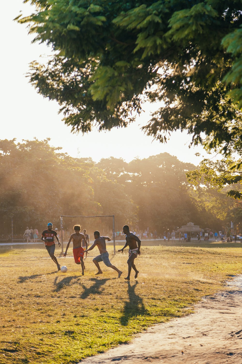 Un grupo de hombres jugando al fútbol