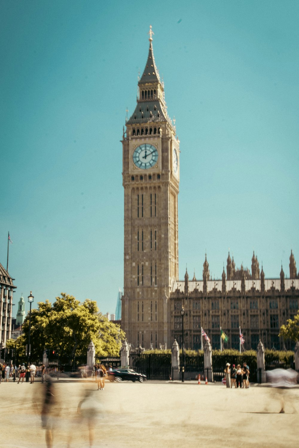 una gran torre del reloj se alza con el Big Ben en el fondo