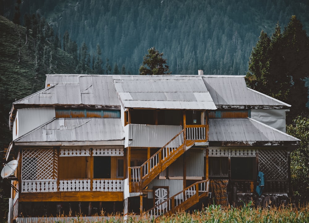 una casa con un grande ponte