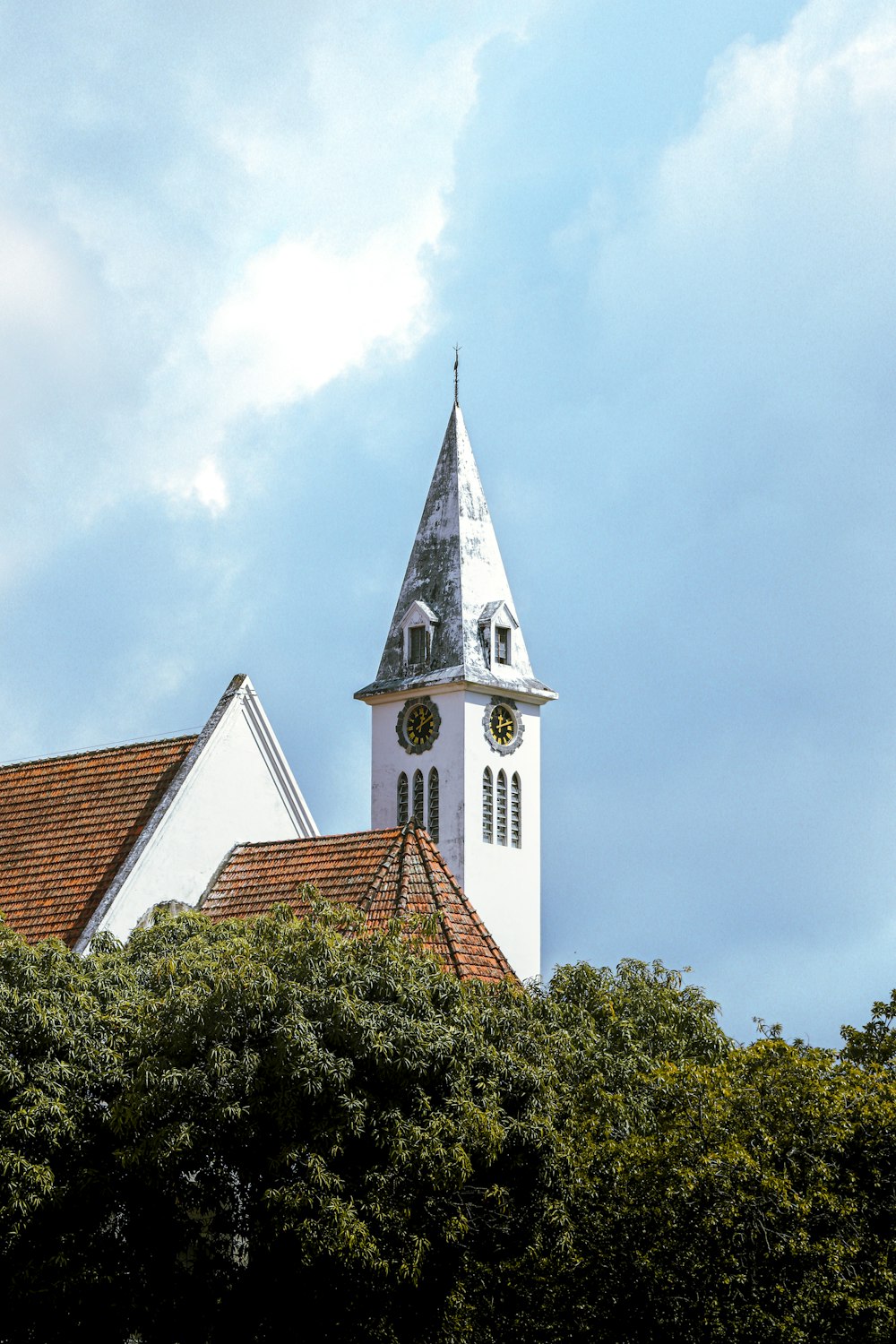 Ein Glockenturm auf einem Gebäude