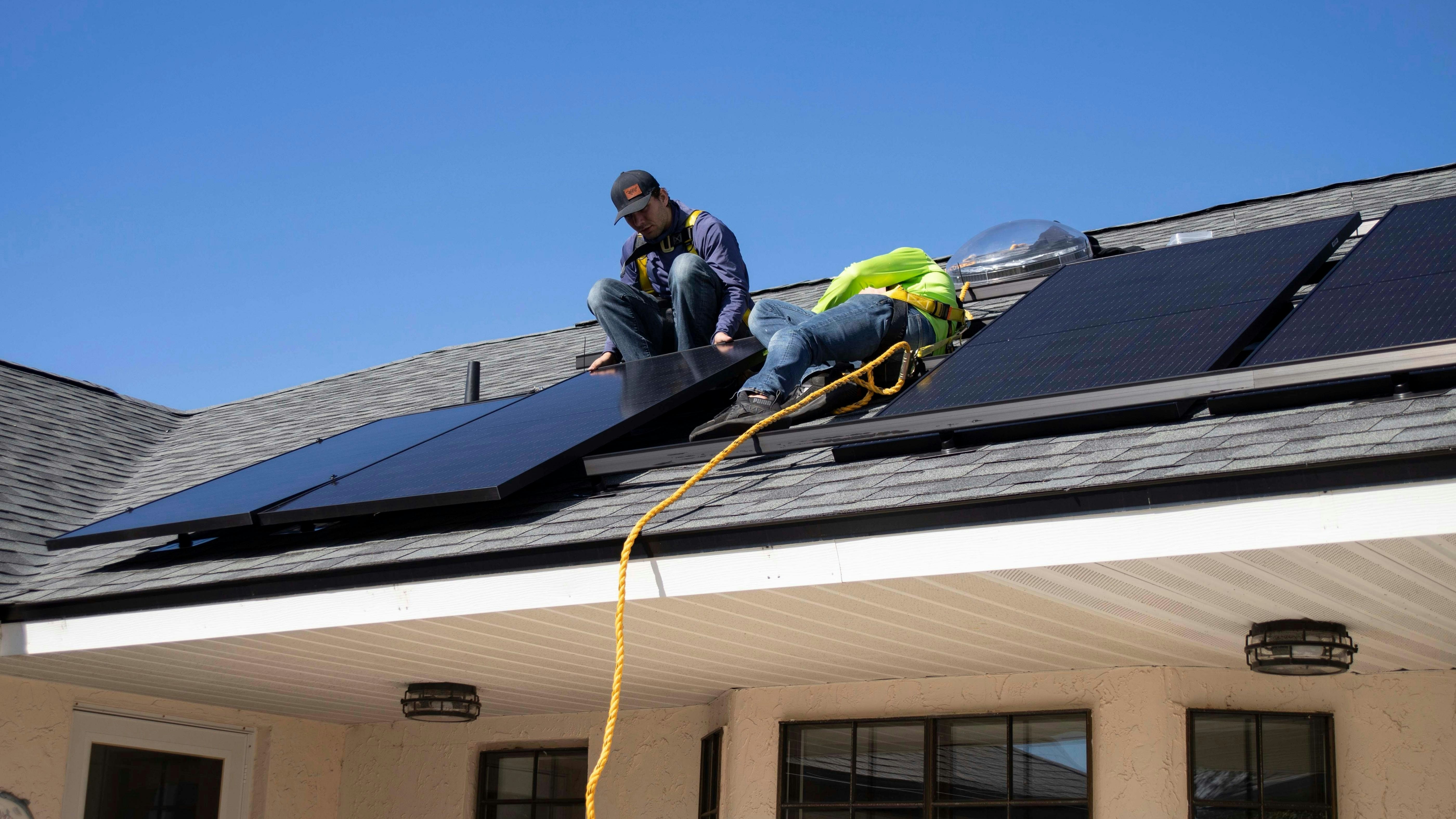 Instalación profesional de paneles solares en techo residencial