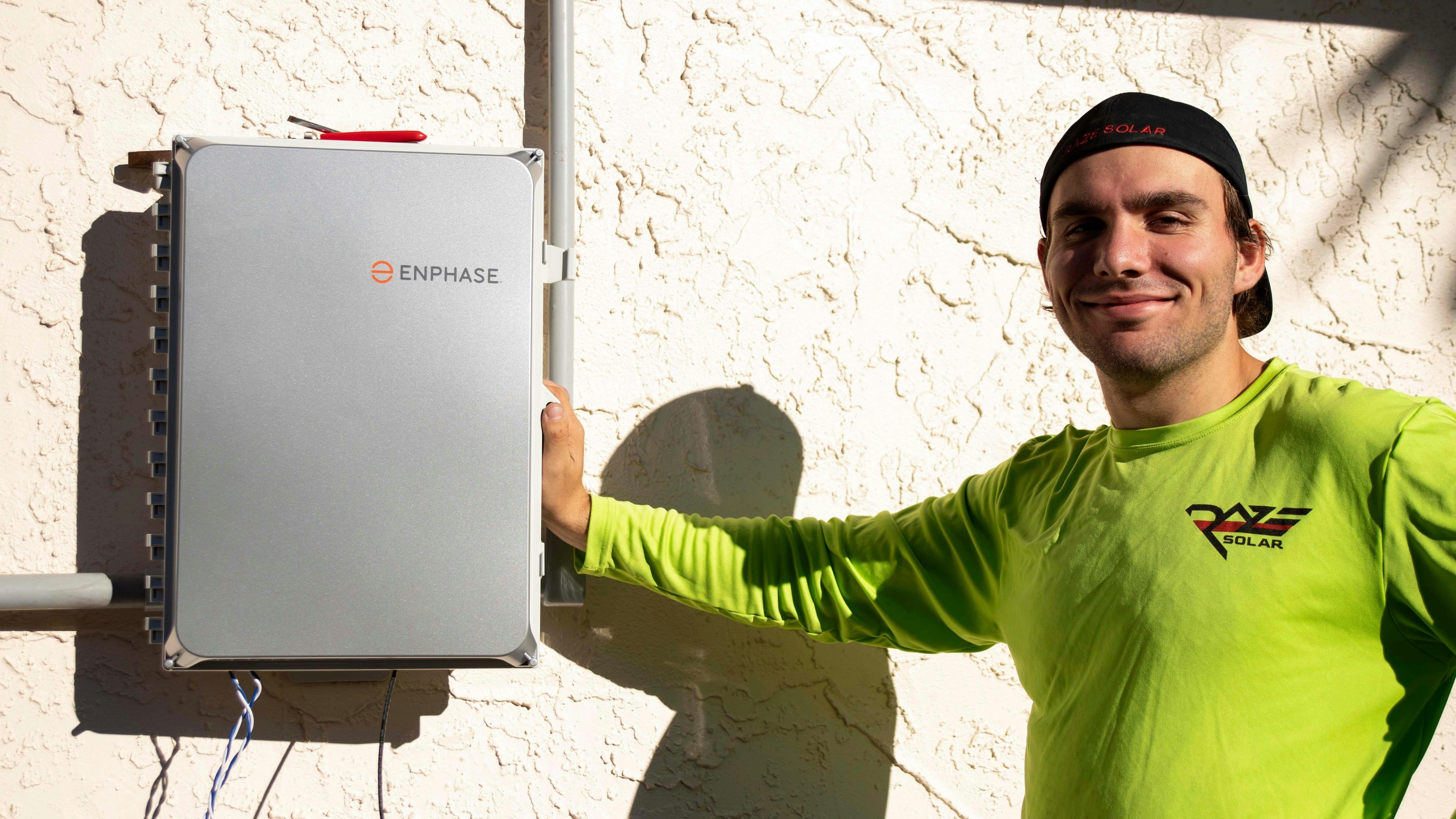 Jorge inaugurando Frio Solar Energy, posando frente a su primera instalación solar residencial en Maicao