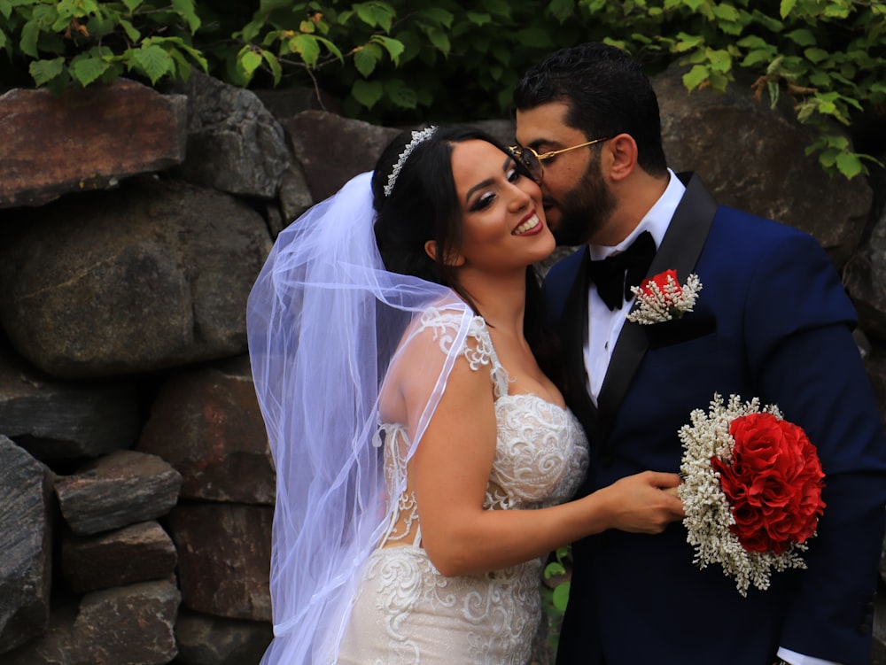 um homem e uma mulher no traje do casamento