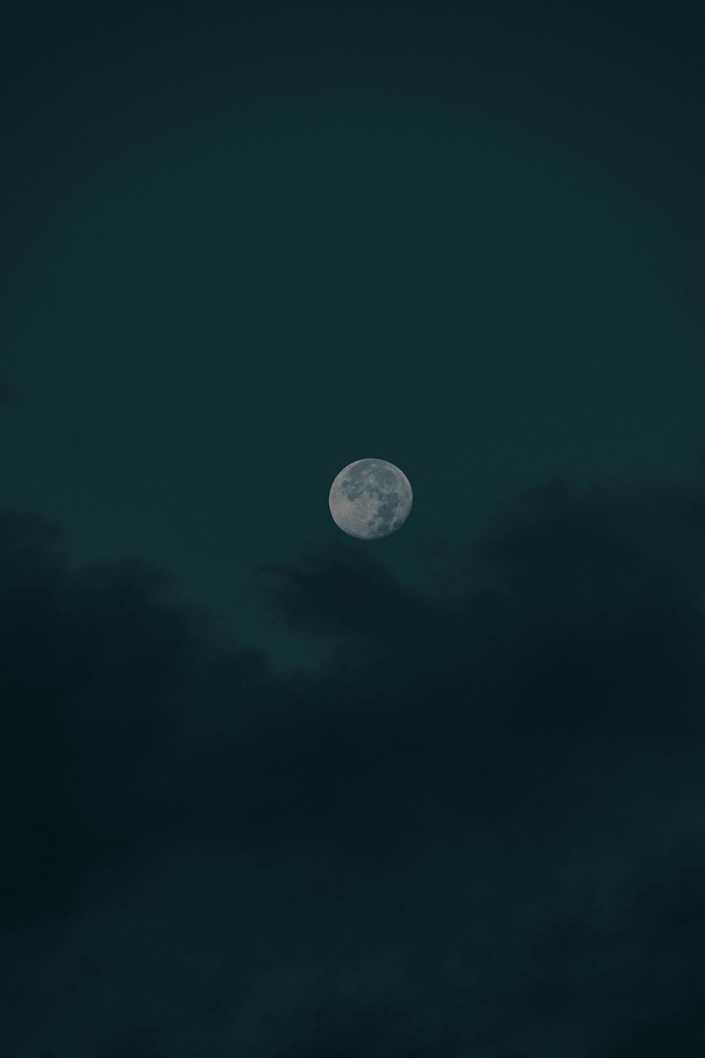 Ein Mond am Himmel