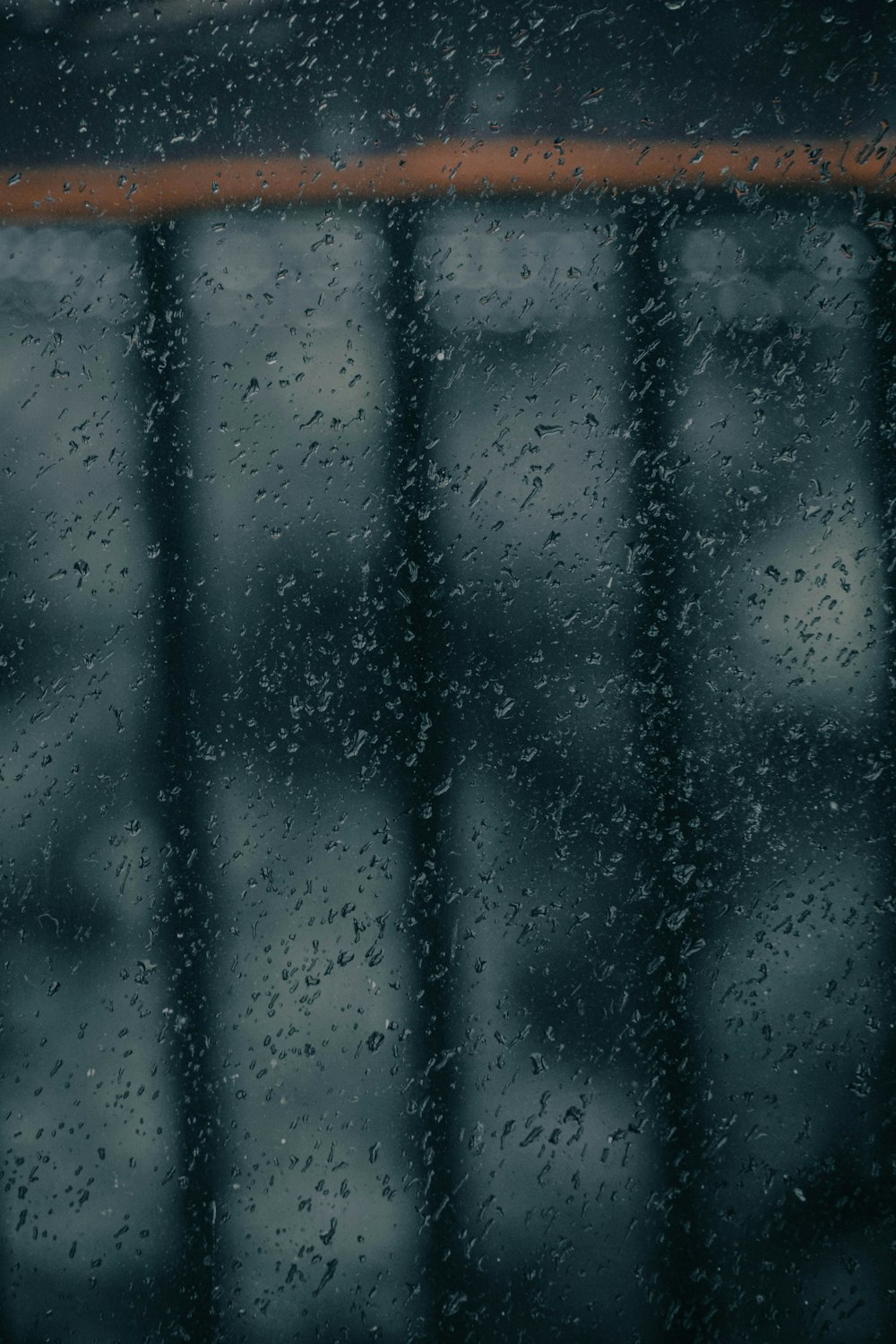 una ventana cubierta de lluvia