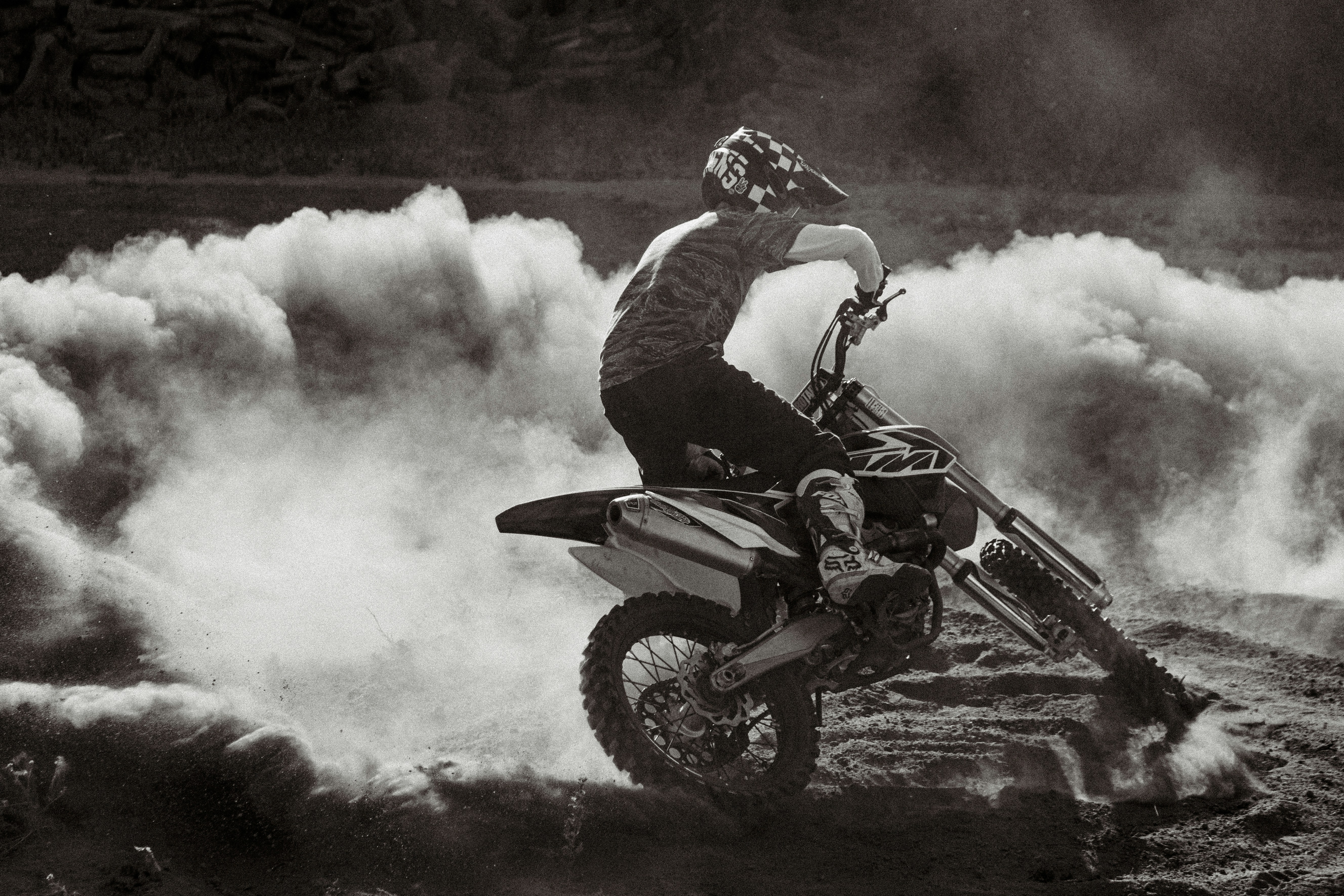 um homem que monta uma motocicleta