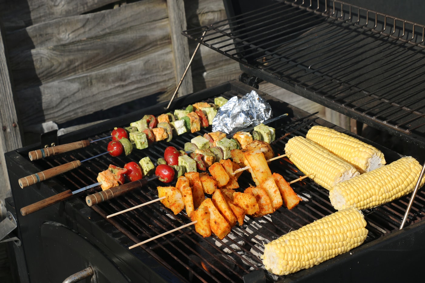 Grill z przygotowaną przestrzenią do pieczenia