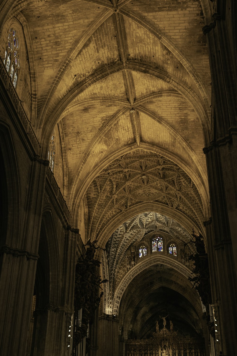 Una grande cattedrale con soffitti a volta