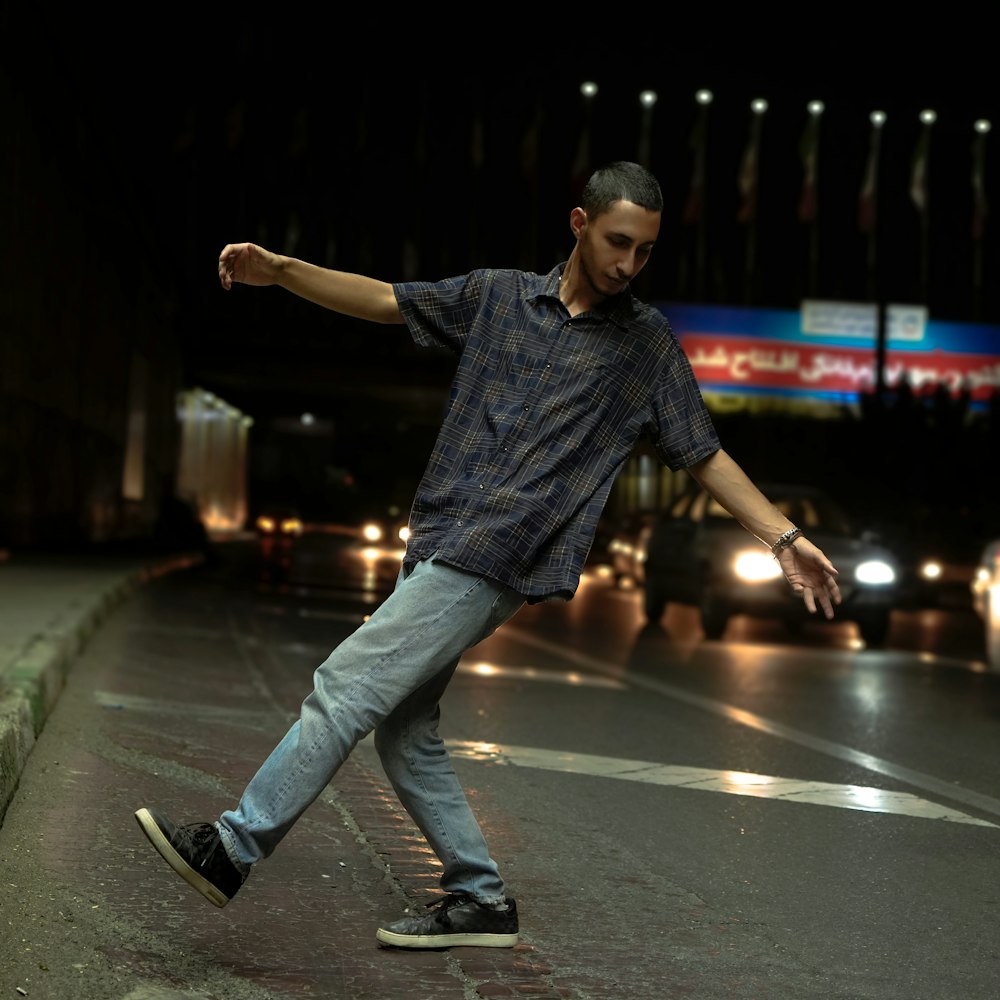 Ein Mann tanzt auf einer Straße