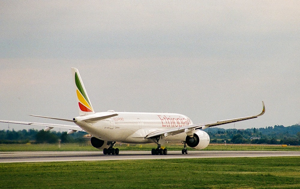 Un avión grande en una pista