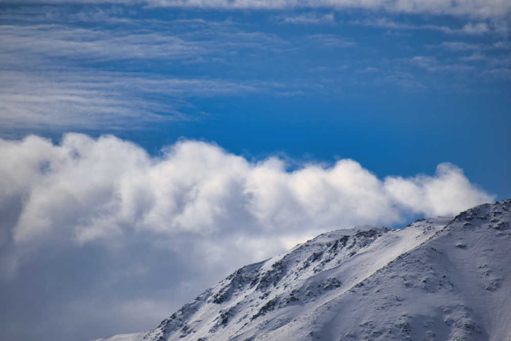 Una cima di montagna innevata