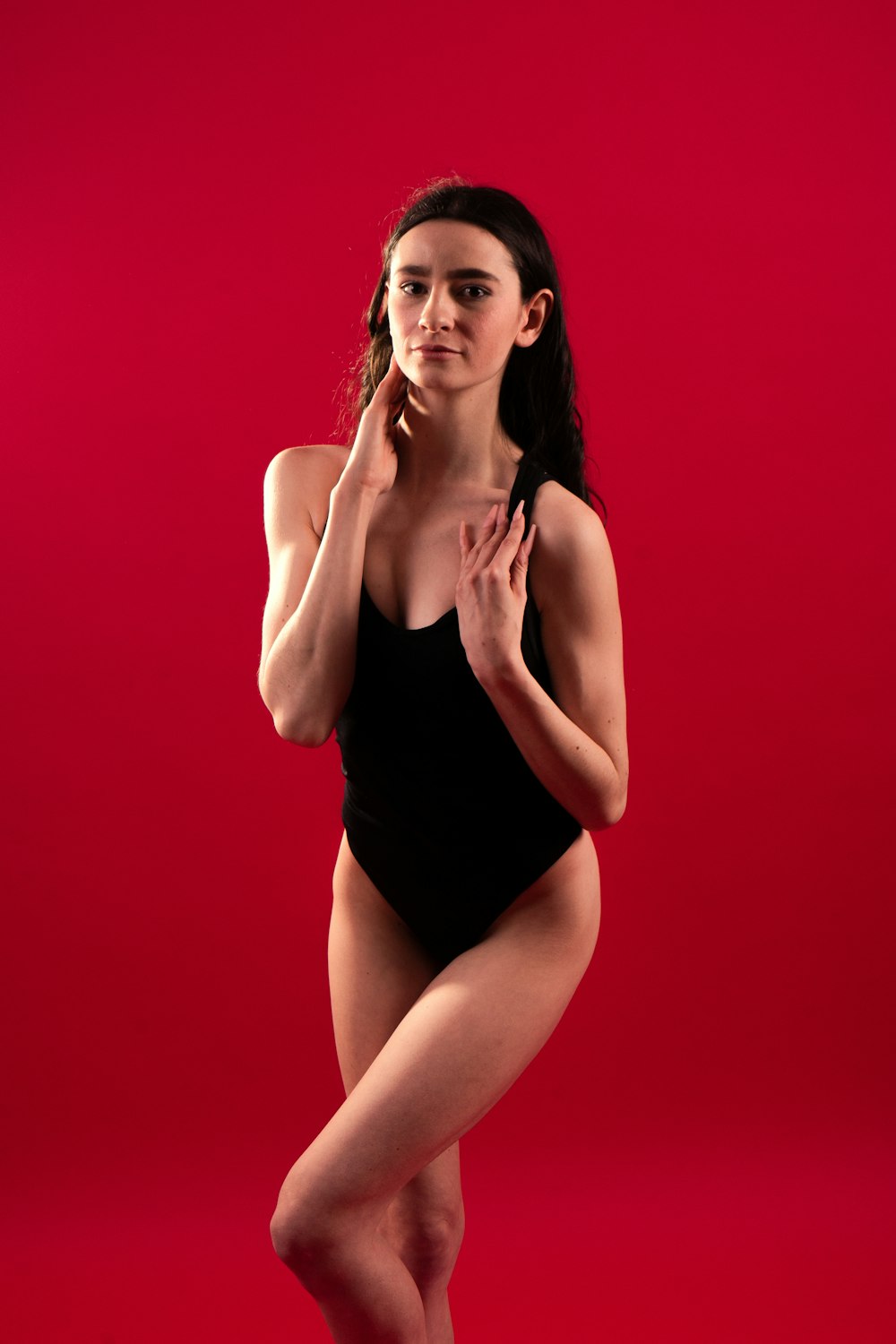 Una mujer posando con un vestido negro