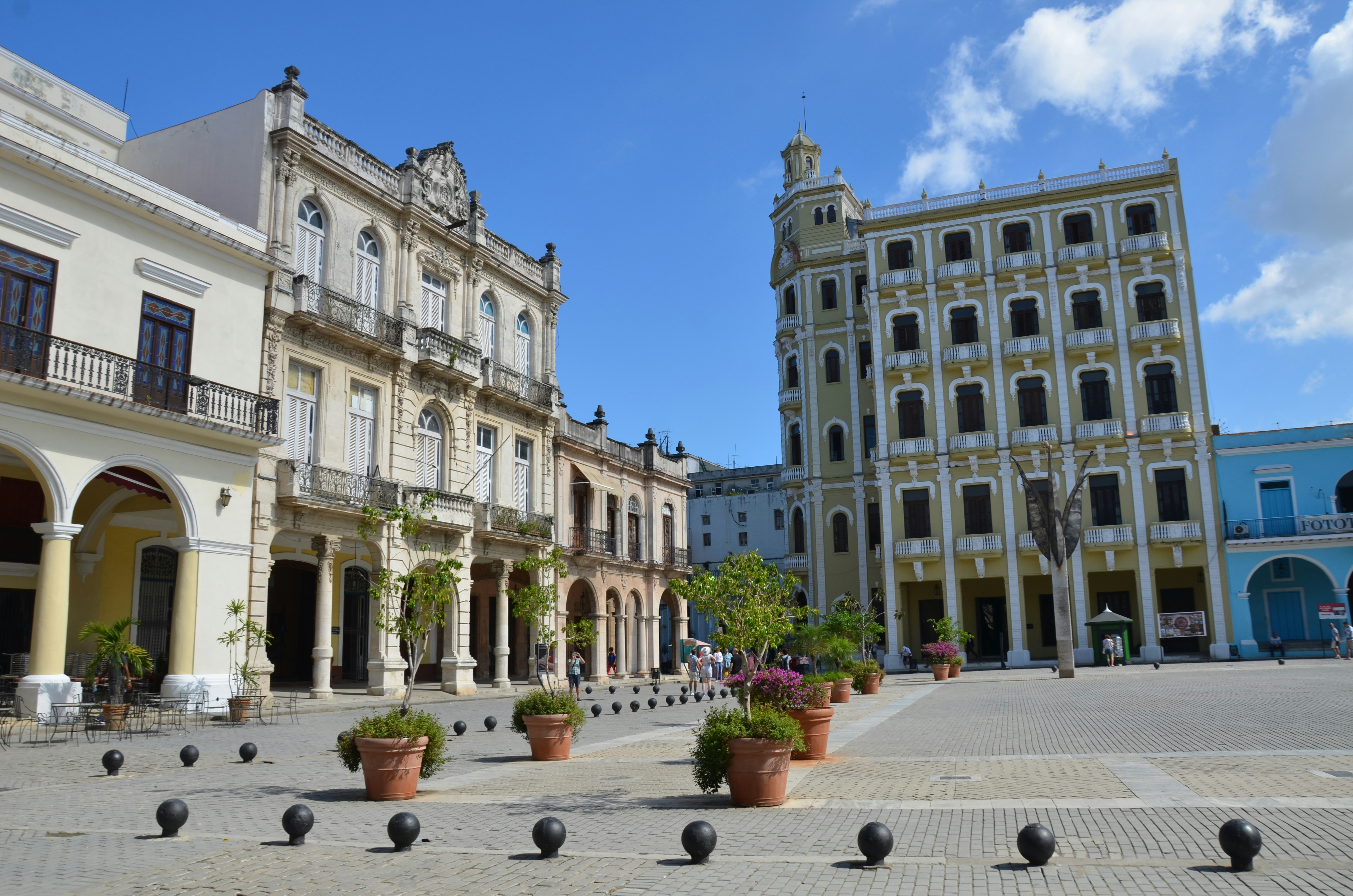 Un grupo de edificios con balcones y plantas en frente