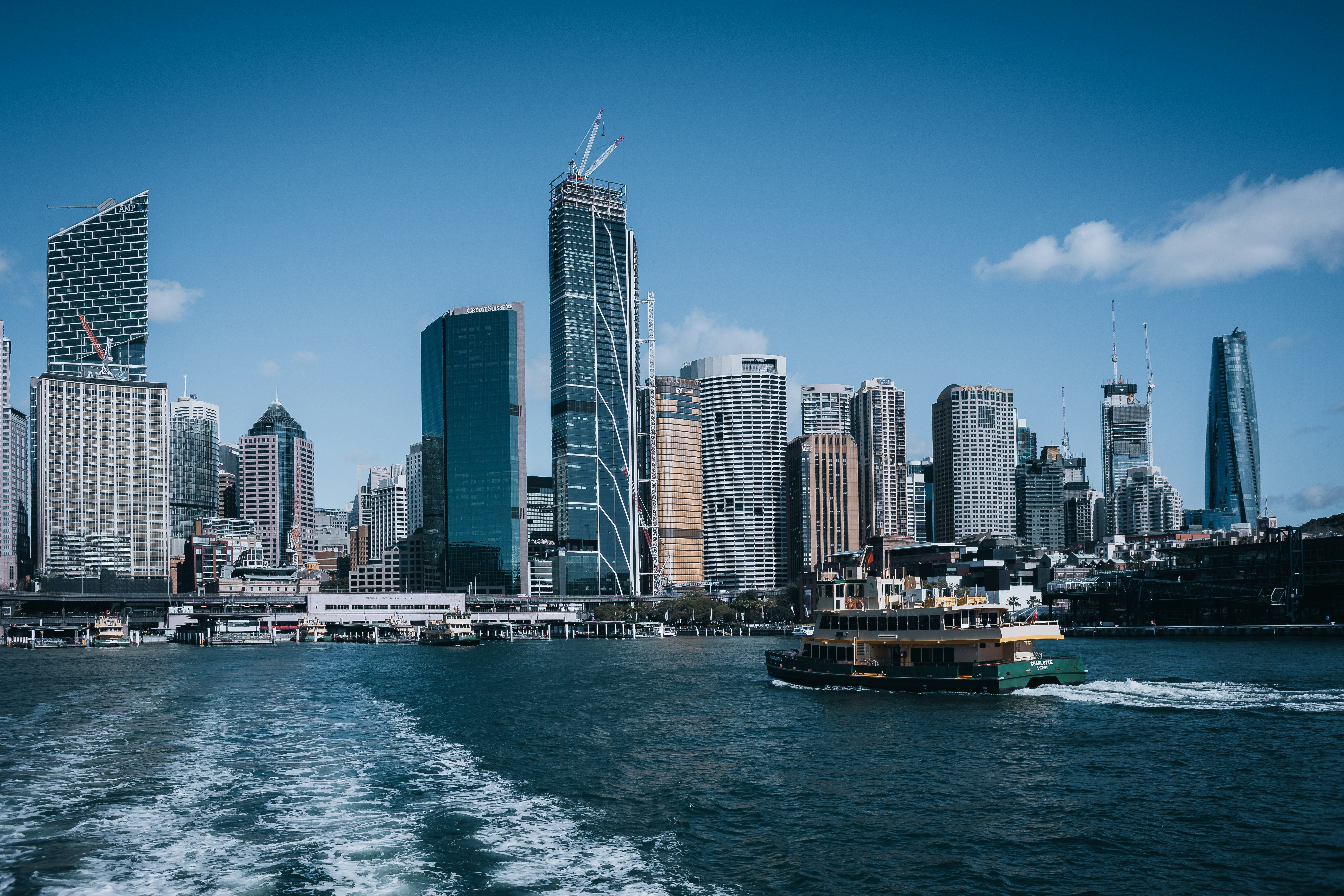 Un barco en el agua con una ciudad al fondo