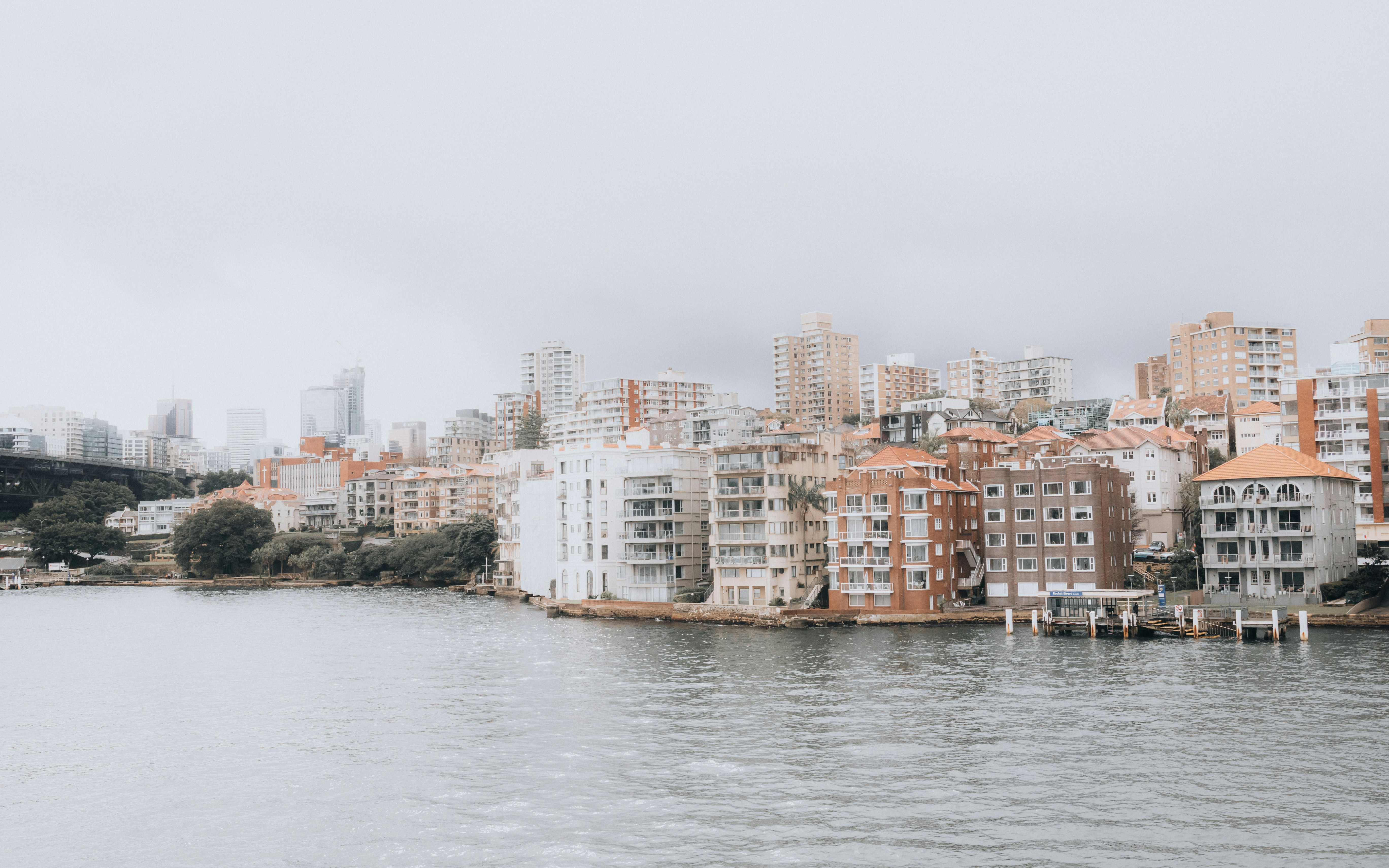 una ciudad junto a un cuerpo de agua
