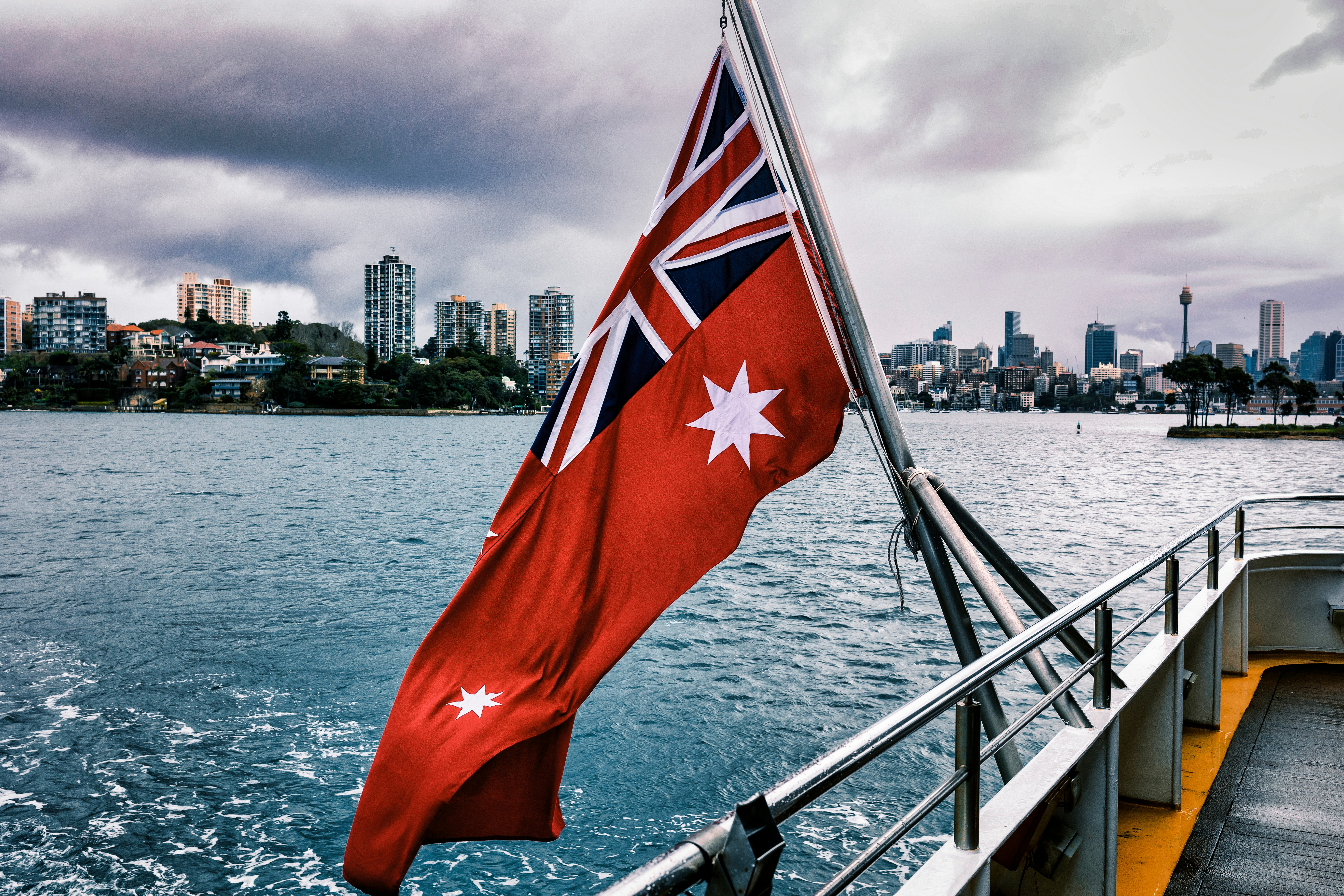 una bandera en un barco