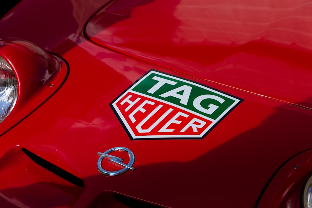 Un coche rojo con un logotipo verde