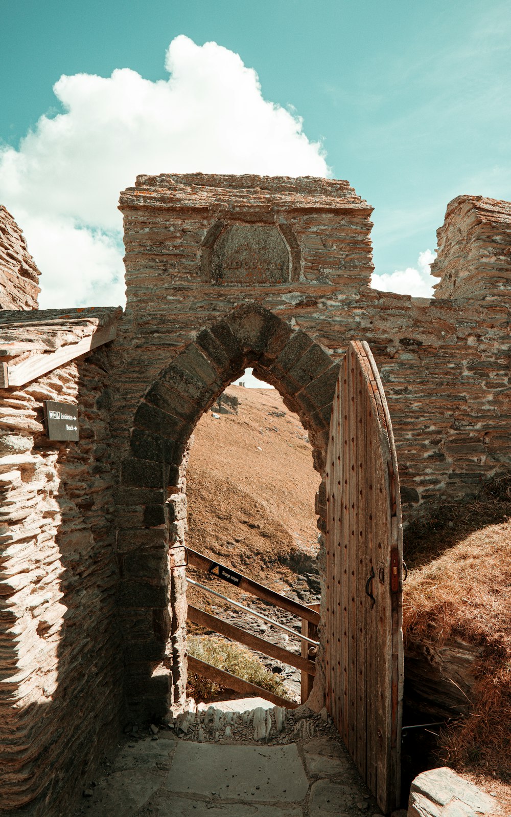 un arco de piedra con un arco de piedra