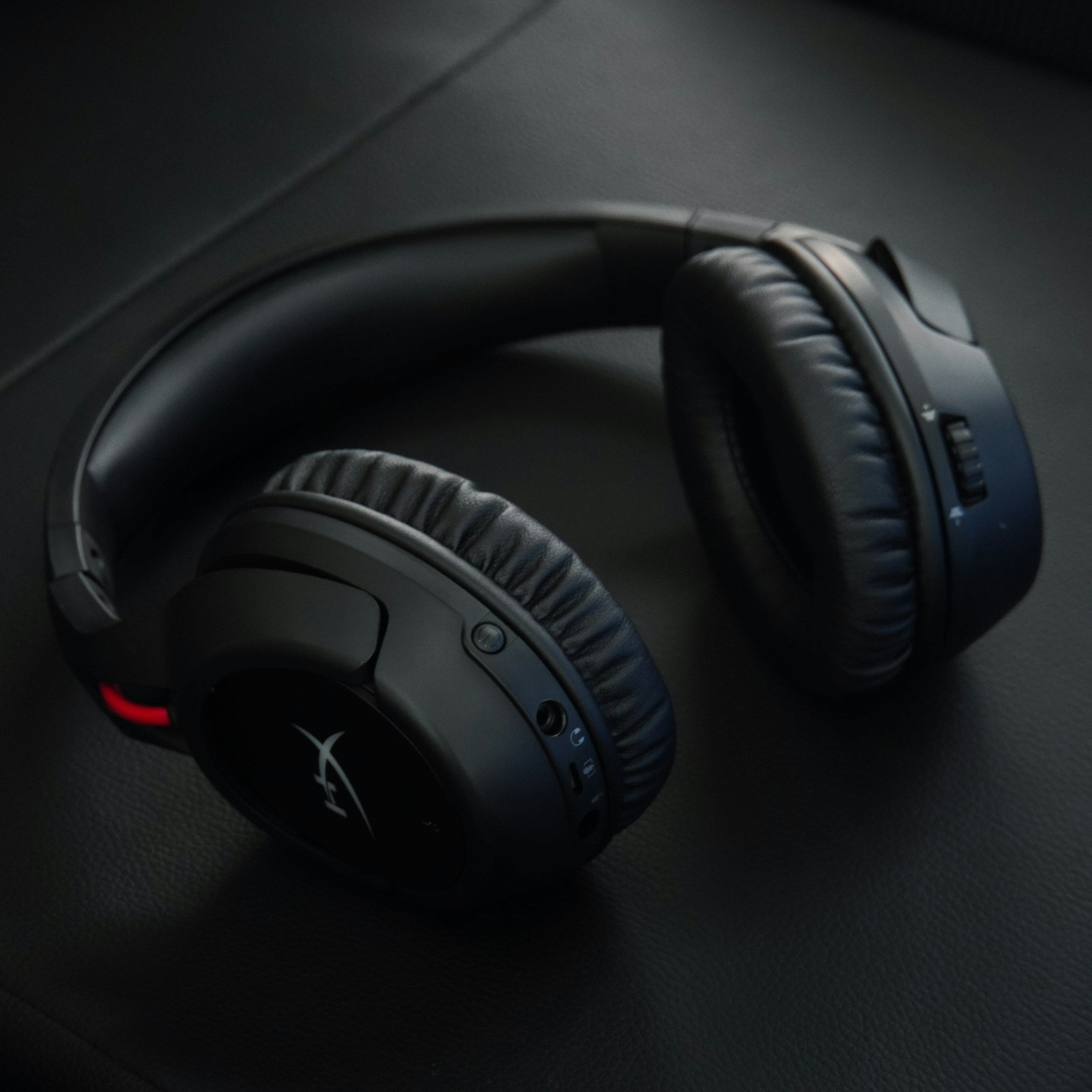 Escape the limits of cable connections and roam free with the wireless HyperX Cloud Flight™. With a solid, gaming-grade wireless connection, incredible 30-hour battery life, and signature HyperX comfort, Cloud Flight allows you to play uninterrupted for longer.