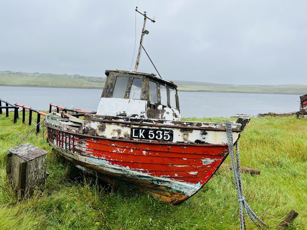 Un bateau est assis sur l’herbe