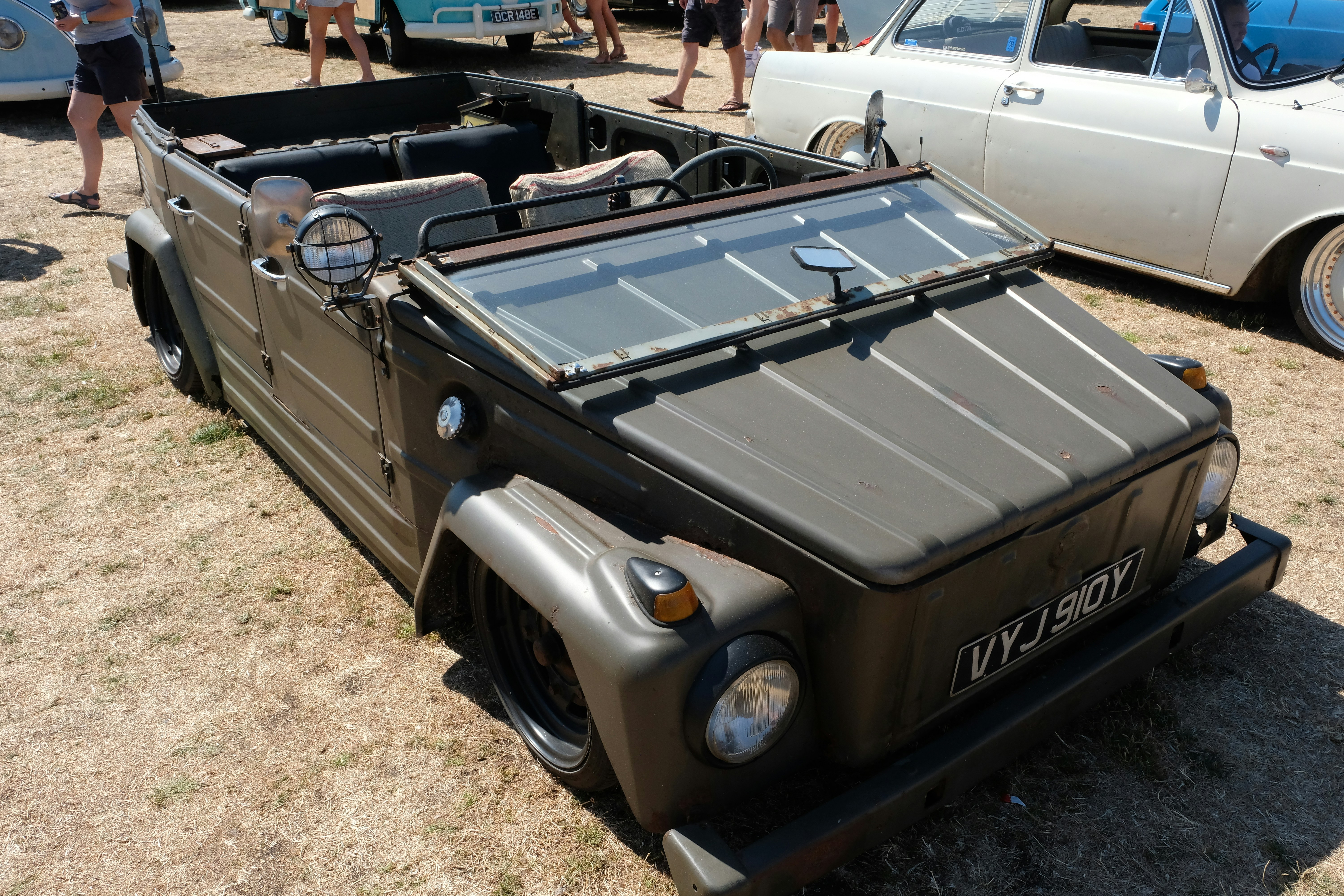 Ein altes Auto auf Gras geparkt