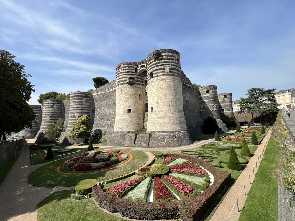 Un castello con un giardino di fronte